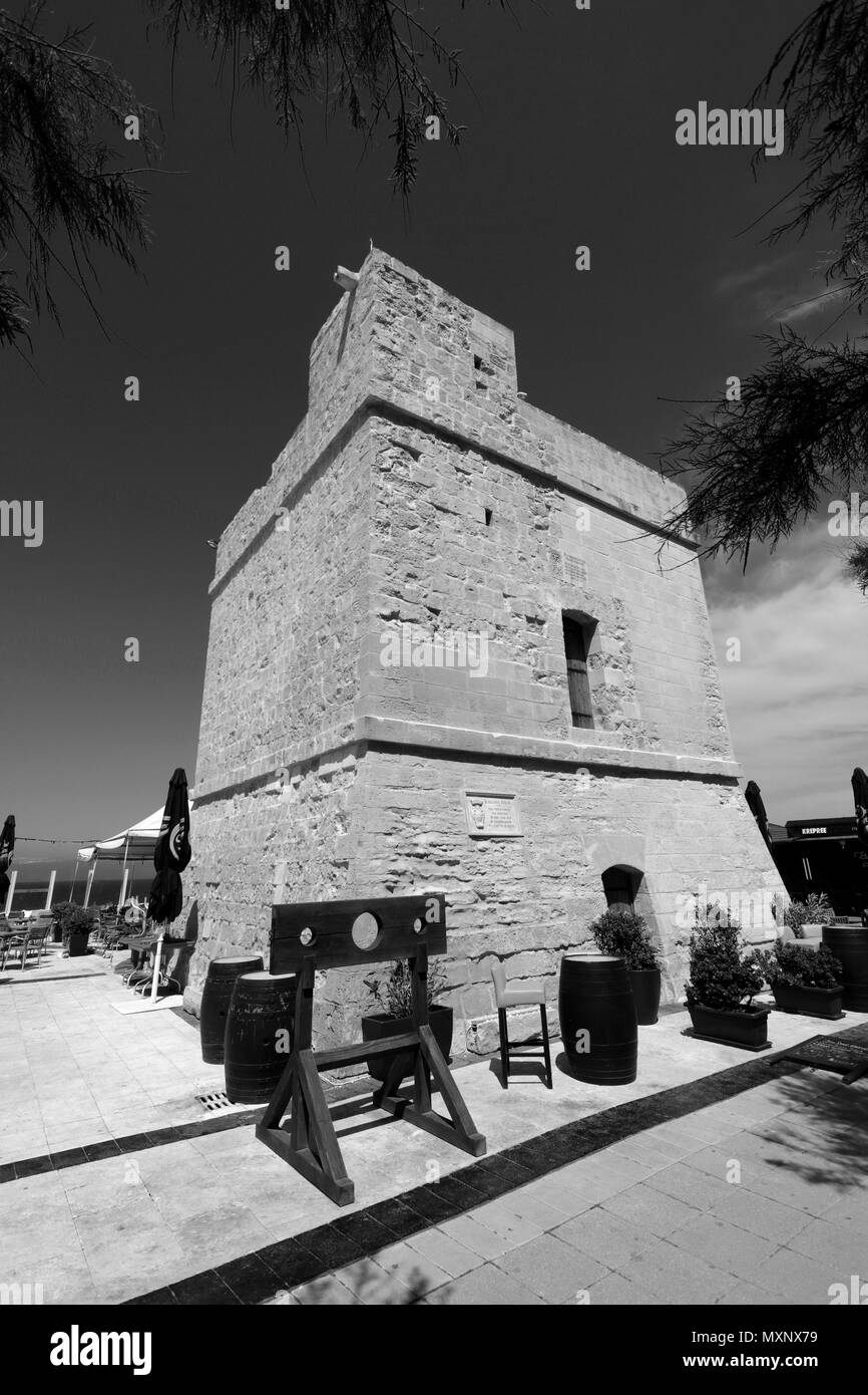 St Julians tower, una torre di avvistamento protettivo nella città di Sliema, Malta Foto Stock