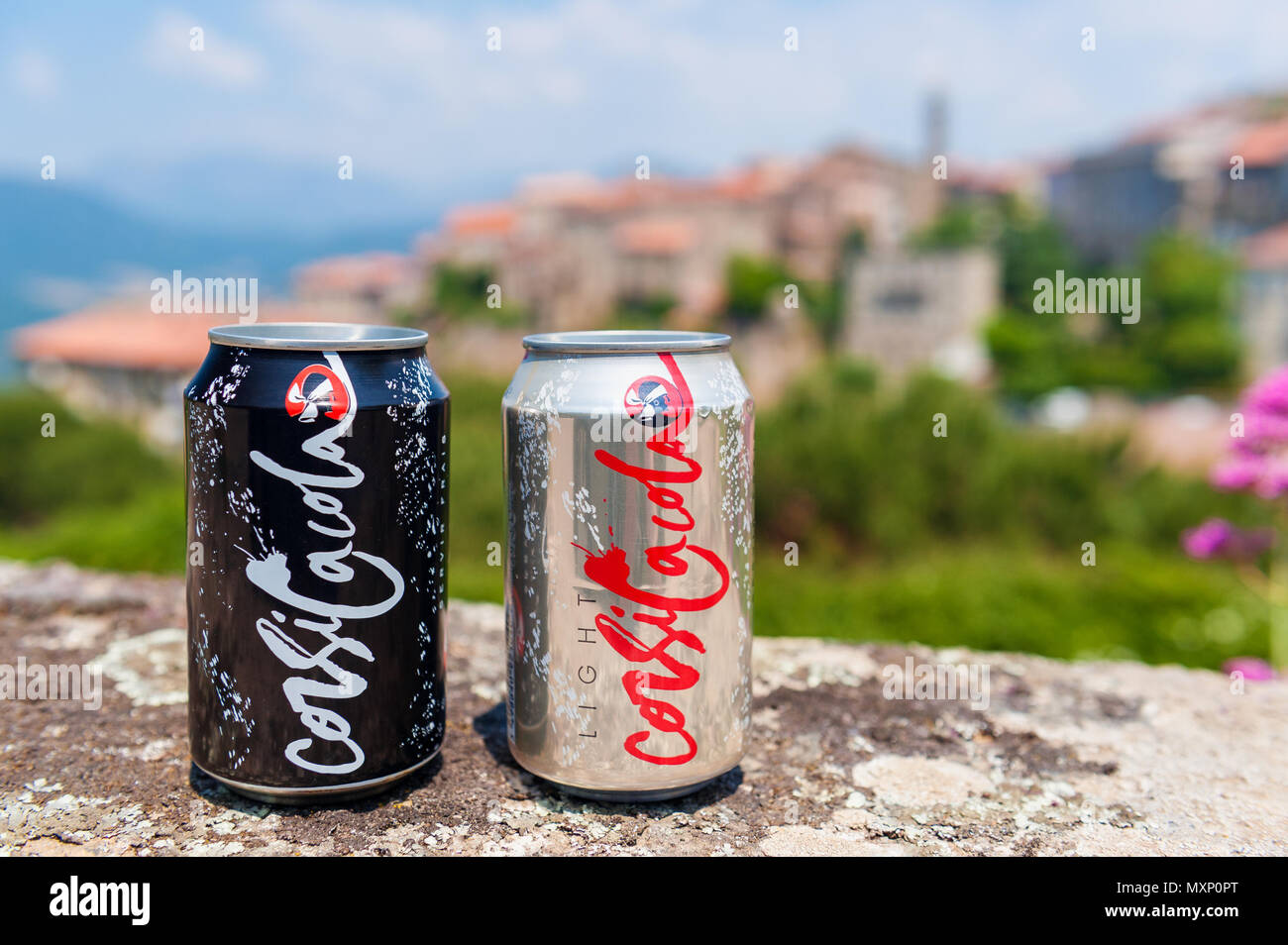 Corsica Cola Cola e lattine di luce sulla parete a Sartène, Corsica, Francia. Corsica Cola è una cola regionale distribuito dalla birreria di Corsica Pietra. Foto Stock