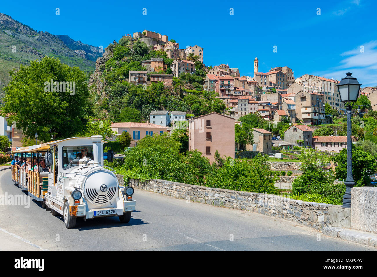 Treno turistico la guida attraverso la strada di Corte, Corsica, Francia. Corte è più noto per la sua cittadella e università. Foto Stock