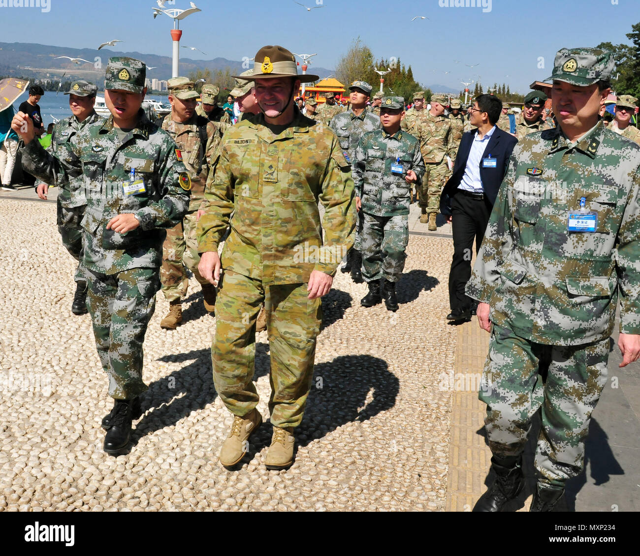 Il Mag. Gen. Gregorio Bilton, il vice Comandante generale degli Stati Uniti Pacifico esercito, ha visitato la diga Haigeng Novembre 14, a fianco degli Stati Uniti Soldati e civili e quelle dell Esercito di Liberazione del Popolo come parte dell'U.S-Cina la gestione del disastro di Exchange in Kunming, in Cina. L annuale esercito degli Stati Uniti del Pacifico (USARPAC) la cooperazione in materia di sicurezza evento con l'Esercito di Liberazione del Popolo (PLA) è un opportunità per condividere l'assistenza umanitaria/Disaster Relief lezioni apprese dal mondo reale eventi e migliorare gli Stati Uniti e il disastro cinese di funzionalità di gestione. (U.S. Foto dell'esercito da Staff Sgt. Michael Behlin) Foto Stock
