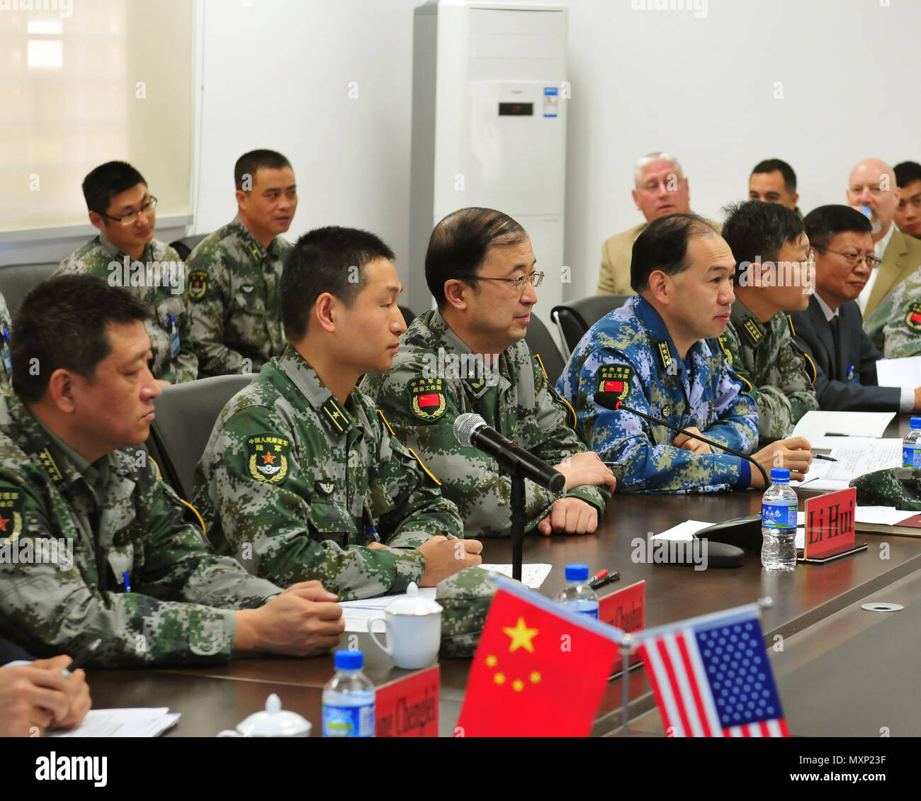 I capi di Stato e di governo di Esercito di liberazione del popolo della Repubblica popolare cinese hanno partecipato esperti di dialogo accademico al fianco di soldati e civili degli Stati Uniti Pacifico esercito 13 Novembre a Kunming, in Cina. L'esperto di dialogo accademico era parte dell'U.S. In Cina la gestione del disastro di scambio, che è stata un opportunità per condividere l'assistenza umanitaria/Disaster Relief lezioni apprese dal mondo reale eventi e migliorare gli Stati Uniti e il disastro cinese di funzionalità di gestione. (U.S. Foto dell'esercito da Staff Sgt. Michael Behlin) 161115-A- Foto Stock