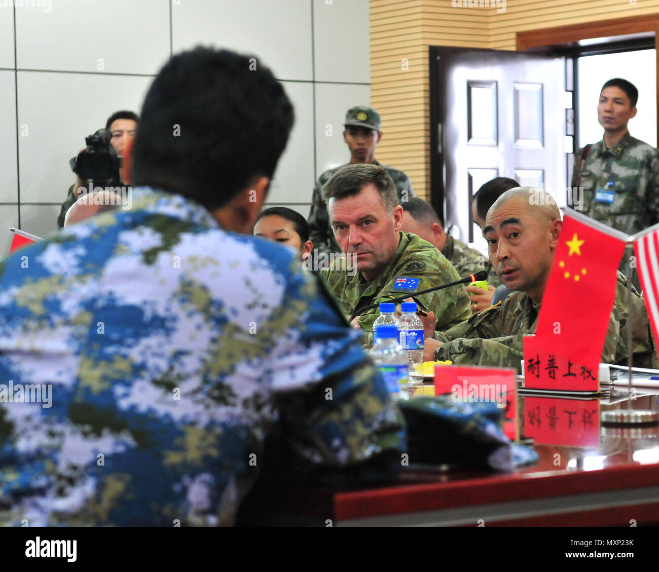 Il Mag. Gen. Gregorio Bilton (al centro), il vice Comandante generale degli Stati Uniti Pacifico esercito, ascolta le domande da parte di un membro dell Esercito di liberazione del popolo della Repubblica popolare di Cina durante gli Stati Uniti-Cina la gestione del disastro Exchange Novembre 15 in Kunming, in Cina. L annuale esercito degli Stati Uniti del Pacifico (USARPAC) la cooperazione in materia di sicurezza evento con il PLA è un opportunità per condividere l'assistenza umanitaria/Disaster Relief lezioni apprese dal mondo reale eventi e migliorare gli Stati Uniti e il disastro cinese di funzionalità di gestione. (U.S. Foto dell'esercito da Staff Sgt. Michael Behlin) 161116-A- Foto Stock