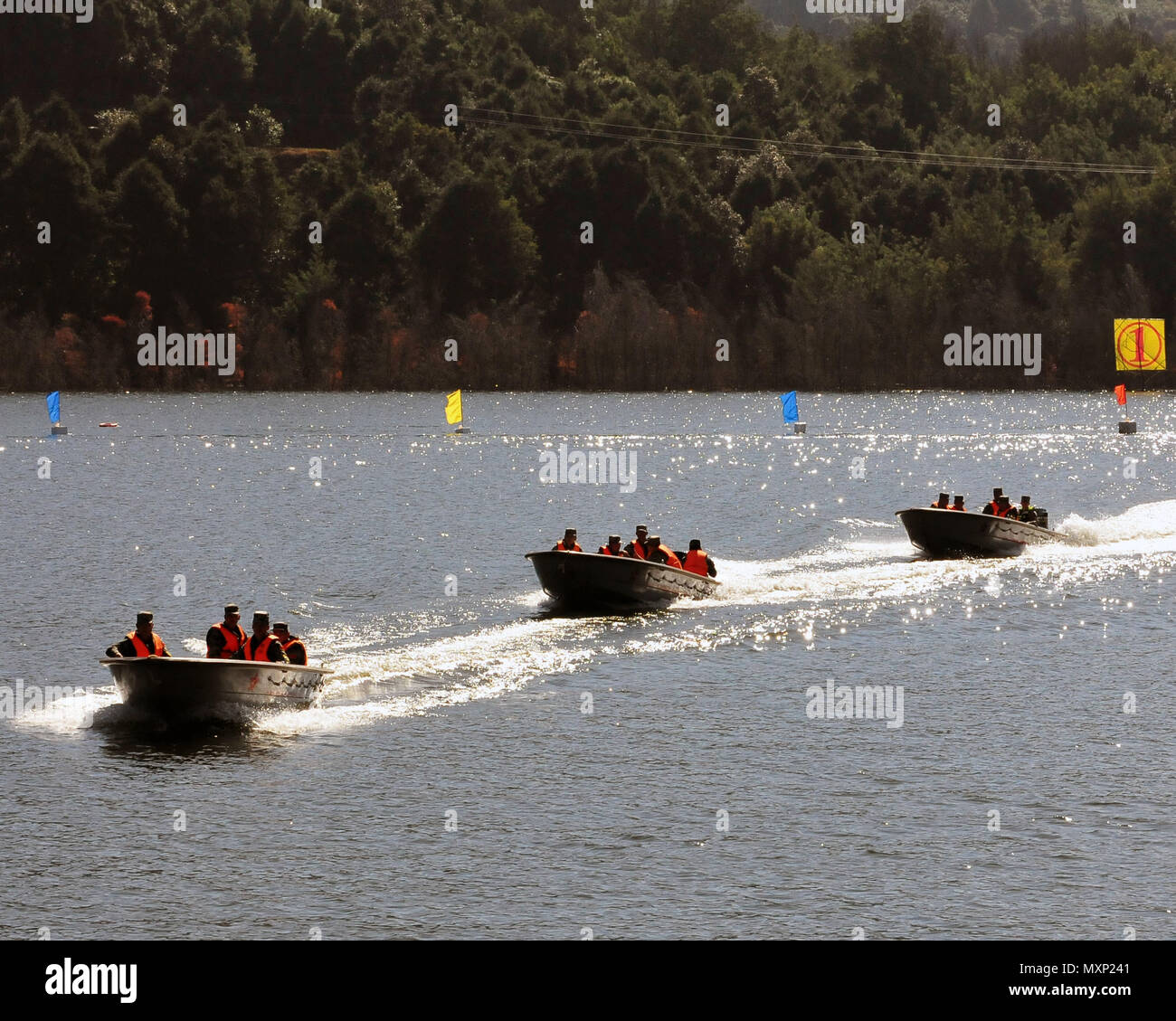 Soldati dell Esercito di liberazione del popolo della Repubblica popolare di Cina dimostrano acqua salvataggio competenze e tecniche durante il campo pratico la porzione di scambio di U.S.--Cina Disaster gestire Exchange Novembre 16 in Kunming, in Cina. L annuale esercito degli Stati Uniti del Pacifico (USARPAC) la cooperazione in materia di sicurezza evento con il PLA è un opportunità per condividere l'assistenza umanitaria/Disaster Relief lezioni apprese dal mondo reale eventi e migliorare gli Stati Uniti e il disastro cinese di funzionalità di gestione. (U.S. Foto dell'esercito da Staff Sgt. Michael Behlin) Foto Stock