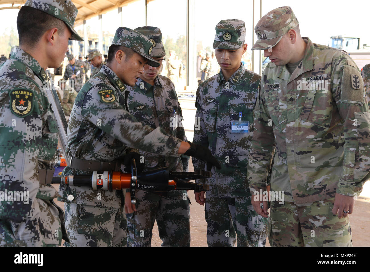 Sgt. Ronald Peresian, una costruzione orizzontale ingegnere da Baltimore, Maryland, assegnato a 130Engineer brigata, Teatro 8 Supporto comando, US Army pacifico, osserva uno strumento utilizzato da popolare di liberazione ingegnere dell'esercito di soldati a un equipment exhibition durante gli Stati Uniti-Cina disastro per la gestione di Exchange 2016, 16 novembre in Kunming, nella provincia dello Yunnan, Repubblica Popolare Cinese. L annuale esercito degli Stati Uniti del Pacifico (USARPAC) la cooperazione in materia di sicurezza evento con l'Esercito di Liberazione del Popolo (PLA) è un opportunità per condividere l'assistenza umanitaria/Disaster Relief lezioni apprese da real wo Foto Stock