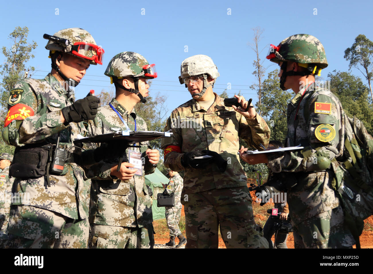 Il cap. Agosto Papa, assegnato a 130Engineer brigata, Teatro 8 Supporto comando, U.S. Pacifico esercito, discute i dettagli delle squadre di salvataggio' risposta ad una simulazione di terremoto-demolito edificio come il team di vice capitano. Questo campo pratico exchange è al di là della USA-Cina disastro per la gestione di Exchange 2016, Novembre 18, in Kunming, nella provincia dello Yunnan, Repubblica Popolare Cinese. L annuale esercito degli Stati Uniti del Pacifico (USARPAC) la cooperazione in materia di sicurezza evento con l'Esercito di Liberazione del Popolo (PLA) è un opportunità per condividere l'assistenza umanitaria/Disaster Relief lezioni apprese dal mondo reale ev Foto Stock