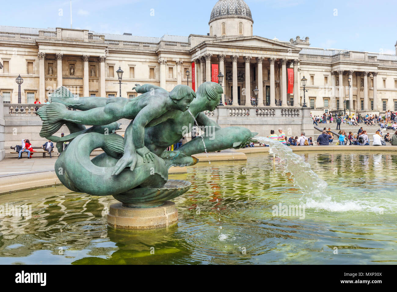 Mermaid statua in fontane a Trafalgar Square, il Charing Cross area, City of Westminster, Londra WC2 e la Galleria Nazionale dietro Foto Stock