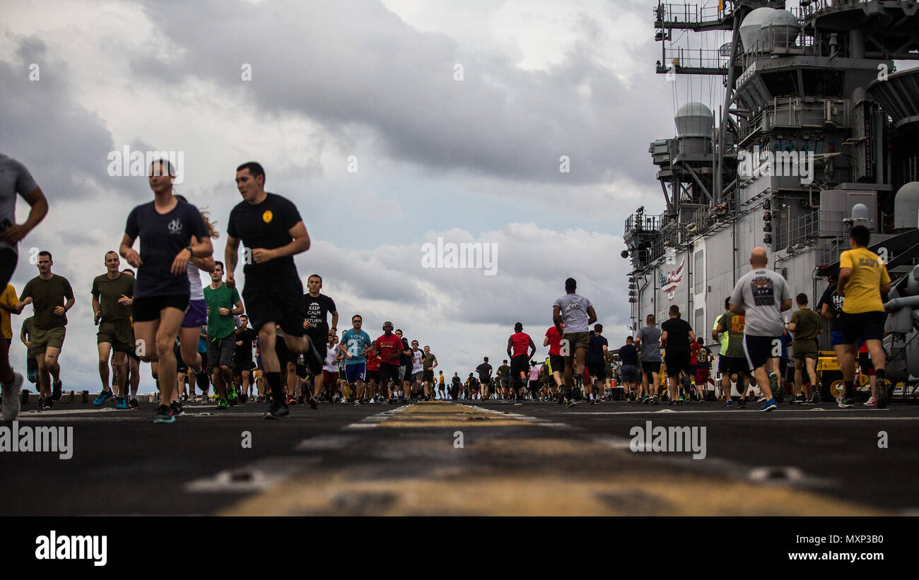 USS MAKIN ISLAND, Oceano Indiano (24 novembre 2016) Marines e marinai con la Makin Island anfibio gruppo pronto/xi Marine Expeditionary Unit prendere parte a cinque chilometri di eseguire sul ponte di volo della USS Makin Island (LHD 8) fatto nella celebrazione del Giorno del Ringraziamento, mentre a galla nell'Oceano Indiano, nov. 24, 2016. I marines hanno celebrato la vacanza al mare negli Stati Uniti 7 della flotta area di operazione durante il loro pacifico occidentale 16-2 distribuzione. (U.S. Marine Corps foto di Cpl. Devan K. Gowans/rilasciato) Foto Stock