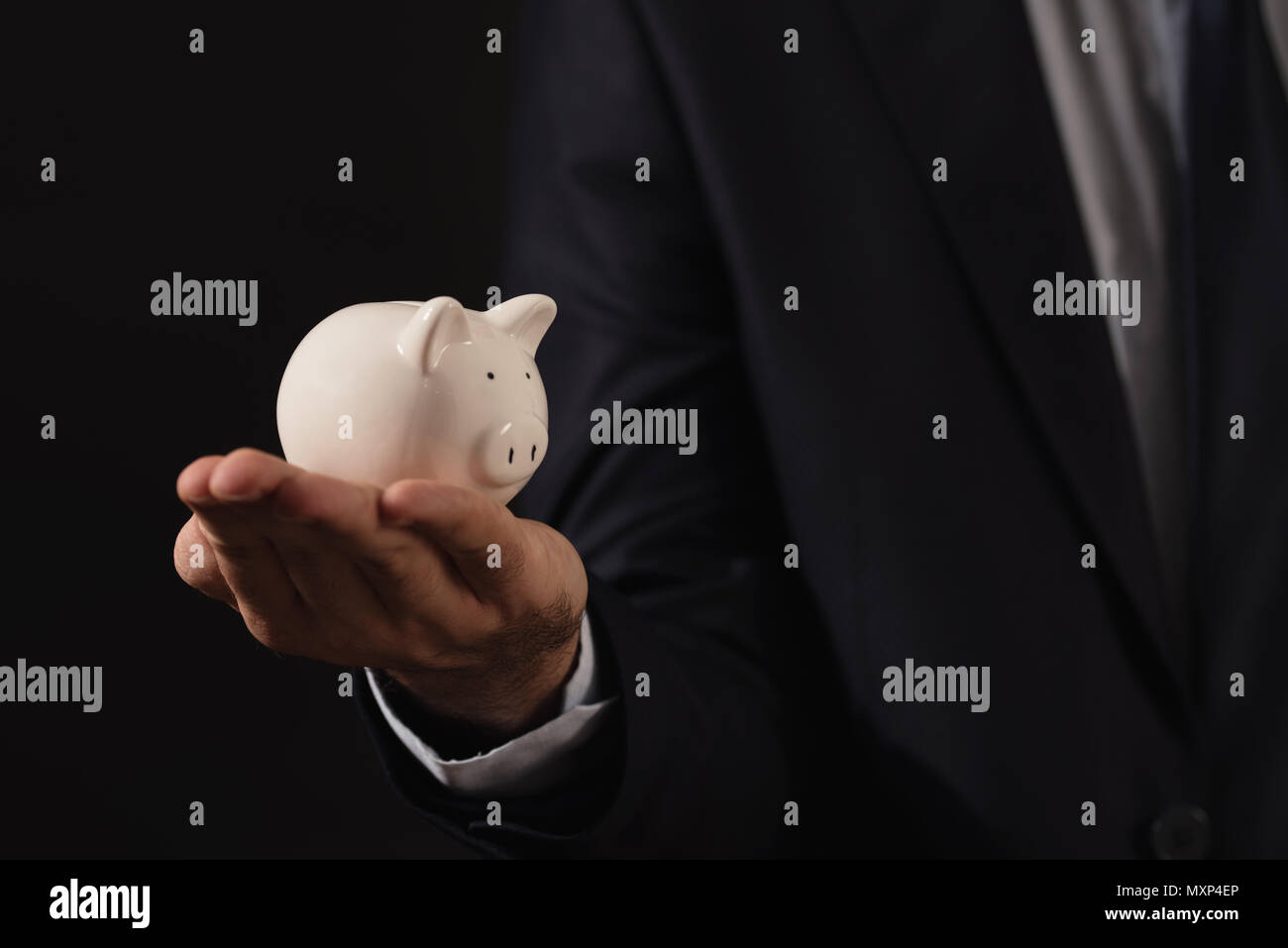 Giovane imprenditore tenendo white salvadanaio.concetto di finanza Foto Stock