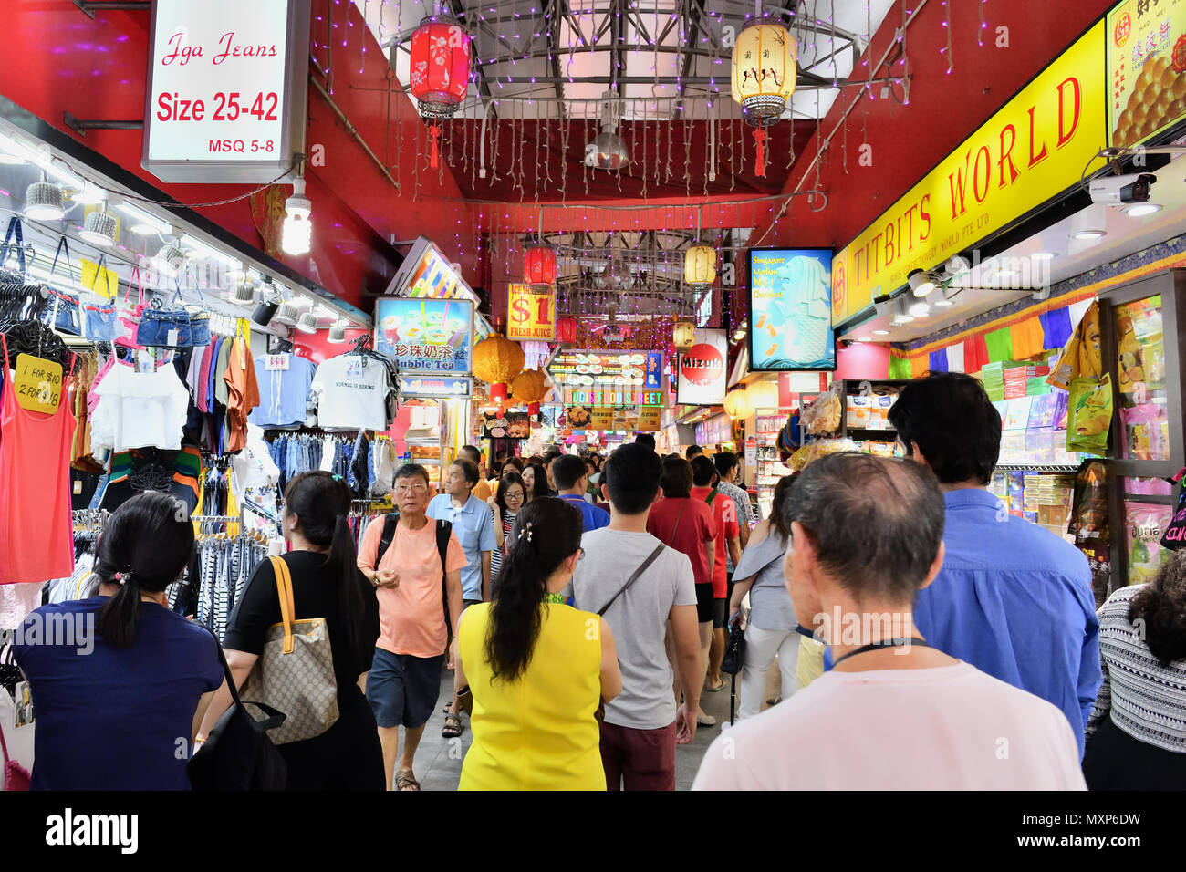 Bugis Street, Singapore. Questo bilancio-friendly mall e di attrazione turistica è affollata di turisti e visitatori in cerca di occasioni. Foto Stock