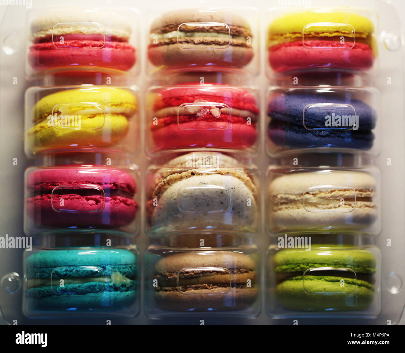 Amaretti di diversi colori confezionati in busta di plastica Foto Stock
