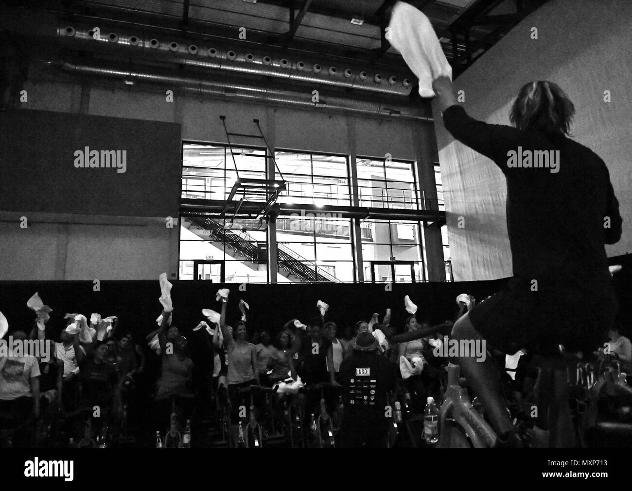 Tomas Mikzus, SoulCycle istruttore, segna il giro di boa di un esercizio durante un regno organizzazioni di assistenza-hosted classe di ciclismo, SoulCycle, a Ramstein Air Base, Germania, nov. 15, 2016. I partecipanti rode fermo di biciclette nel ritmo con i loro istruttori, muovendosi attraverso diversi esercizi. (U.S. Air Force foto di Airman 1. Classe Lane T. Plummer) Foto Stock