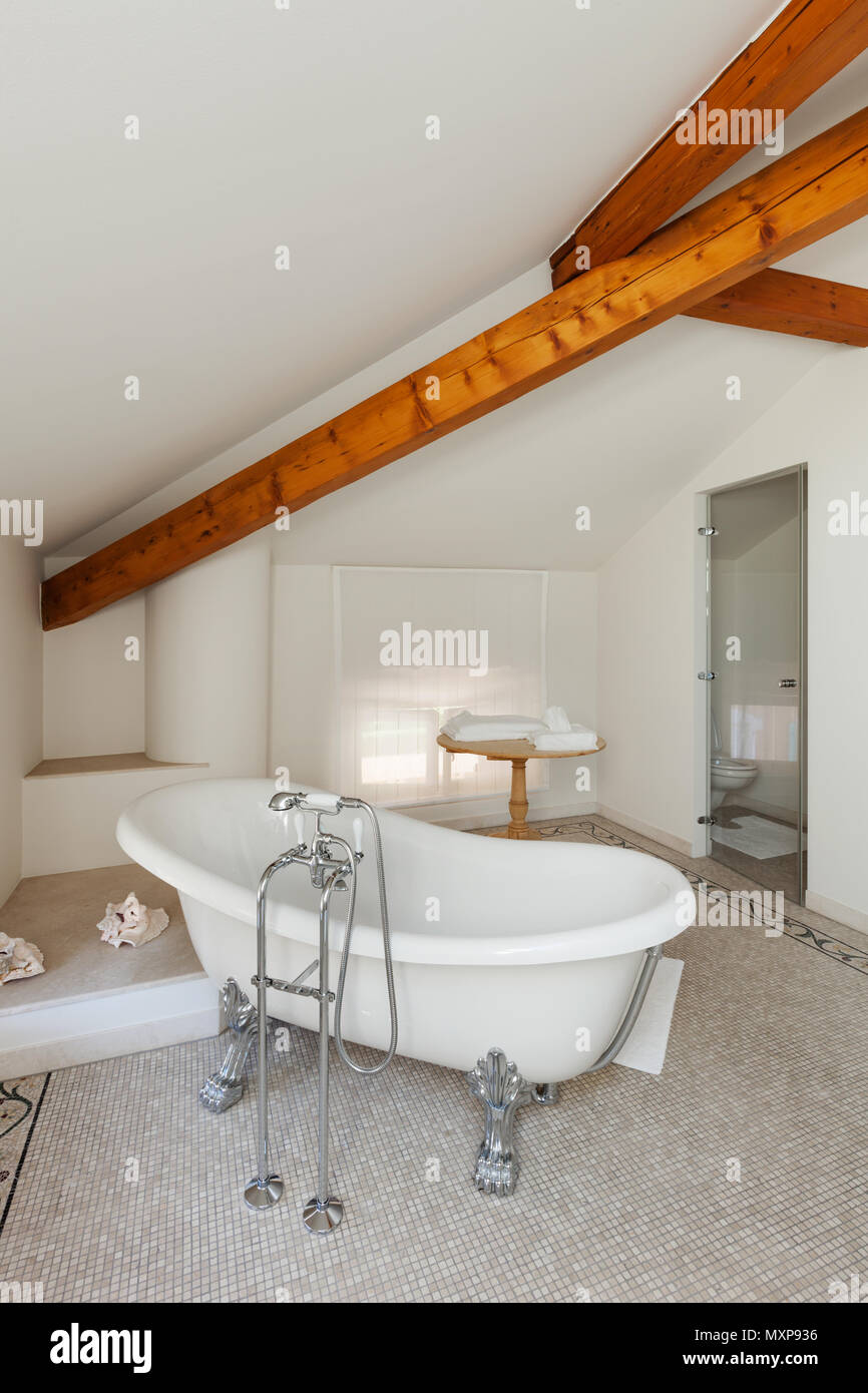 Interno di una casa signorile, luxury classic bagno con vasca bianca Foto Stock