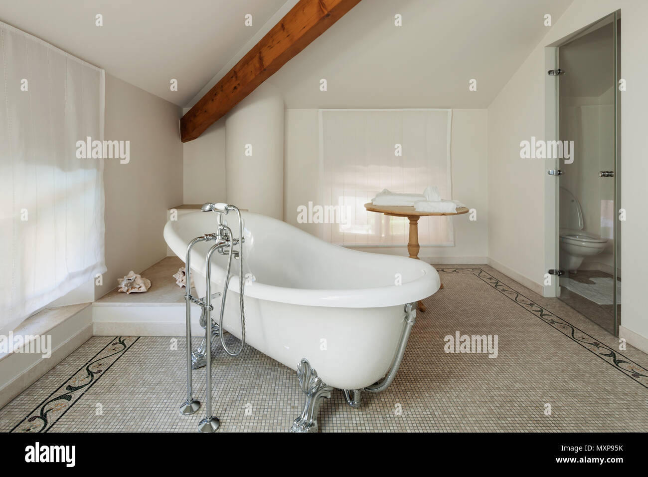 Interno di una casa signorile, luxury classic bagno con vasca bianca Foto Stock
