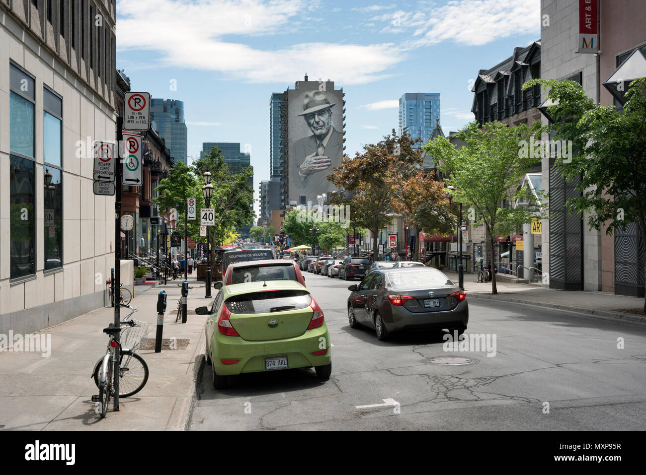 Un murale di Leonard Cohen, Crescent Street, Montreal, Canada. Creato da un gruppo di artisti con la collezione di MU, specificamente El Mac e Gene Pendon. Foto Stock