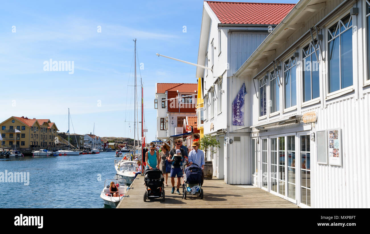 Smogen, Svezia - 19 Maggio 2018: documentario di viaggio della vita di tutti i giorni e il luogo. I turisti che scelgono di trascorrere una giornata presso il molo nel villaggio. Barche ormeggiate proprio essere Foto Stock