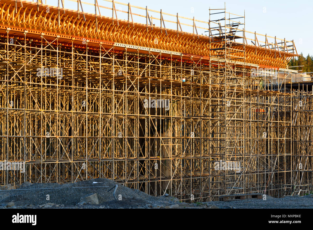 In corso di costruzione di un ponte stradale su una soleggiata sera. Al di fuori di Kongsberg, Norvegia. Foto Stock