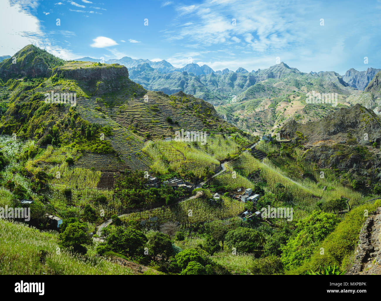 Capo Verde. Splendida vista panoramica del famoso fertile valle di Paolo. Agricoltura terrazze della canna da zucchero in verticale i lati della valle, abitazioni di persone, le cime frastagliate e motion nubi all orizzonte Foto Stock