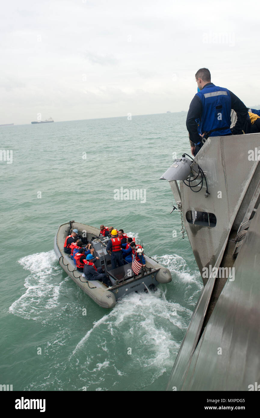 161201-N-MW990-037 sul Mare del Sud della Cina (dec. n. 1, 2016) i marinai a bordo di un 7-metro rigida-scafo gommone partono USS Coronado (LCS 4) per trasferire i passeggeri dalla nave a riva. Attualmente su una distribuzione di rotazione a sostegno del ribilanciamento Asia-Pacifico, Coronado è un veloce ed agile nave da guerra fatta su misura per pattugliare le acque della regione marine e lavoro carena e scafo con partner marine, fornendo 7 flotta con le funzionalità flessibili di cui ha bisogno ora e in futuro. (U.S. Navy foto di Sottufficiali di seconda classe Michaela Garrison/rilasciato) Foto Stock