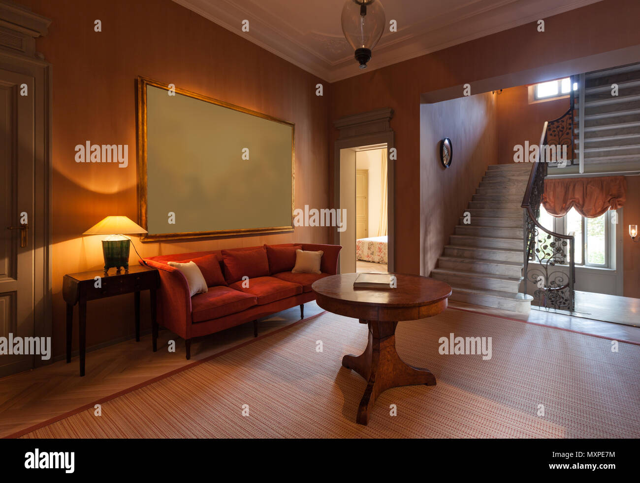 Luxury Mansion, salotto sul passaggio con grande dipinto Foto Stock