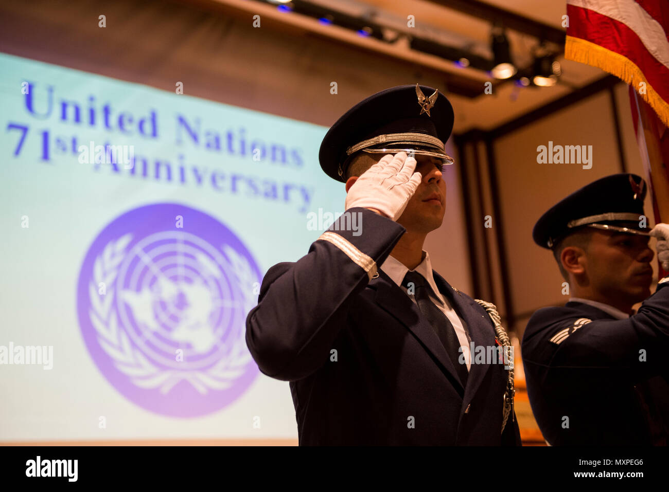 Un Yokota Air Base Guardia d'onore gli stati saluta durante la presentazione della cerimonia di colori durante la Giornata delle Nazioni Unite 71st celebrazione dell anniversario in Tokyo, Giappone, nov. 21, 2016. Giornata delle Nazioni Unite commemora l'anniversario della Carta delle Nazioni Unite nel 1945 ed è stato celebrato come U.N. Giorno dal 1948. (U.S. Air Force foto di Airman 1. Classe Donald Hudson/rilasciato) Foto Stock