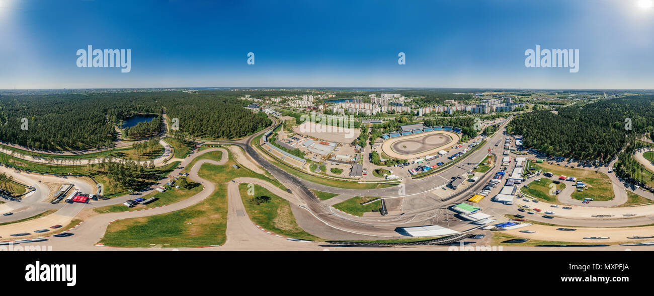 Bikirnieki Racing via nella città di Riga di un blocco di appartamenti 360 VR Drone immagine per realtà virtuale, Street Panorama Foto Stock