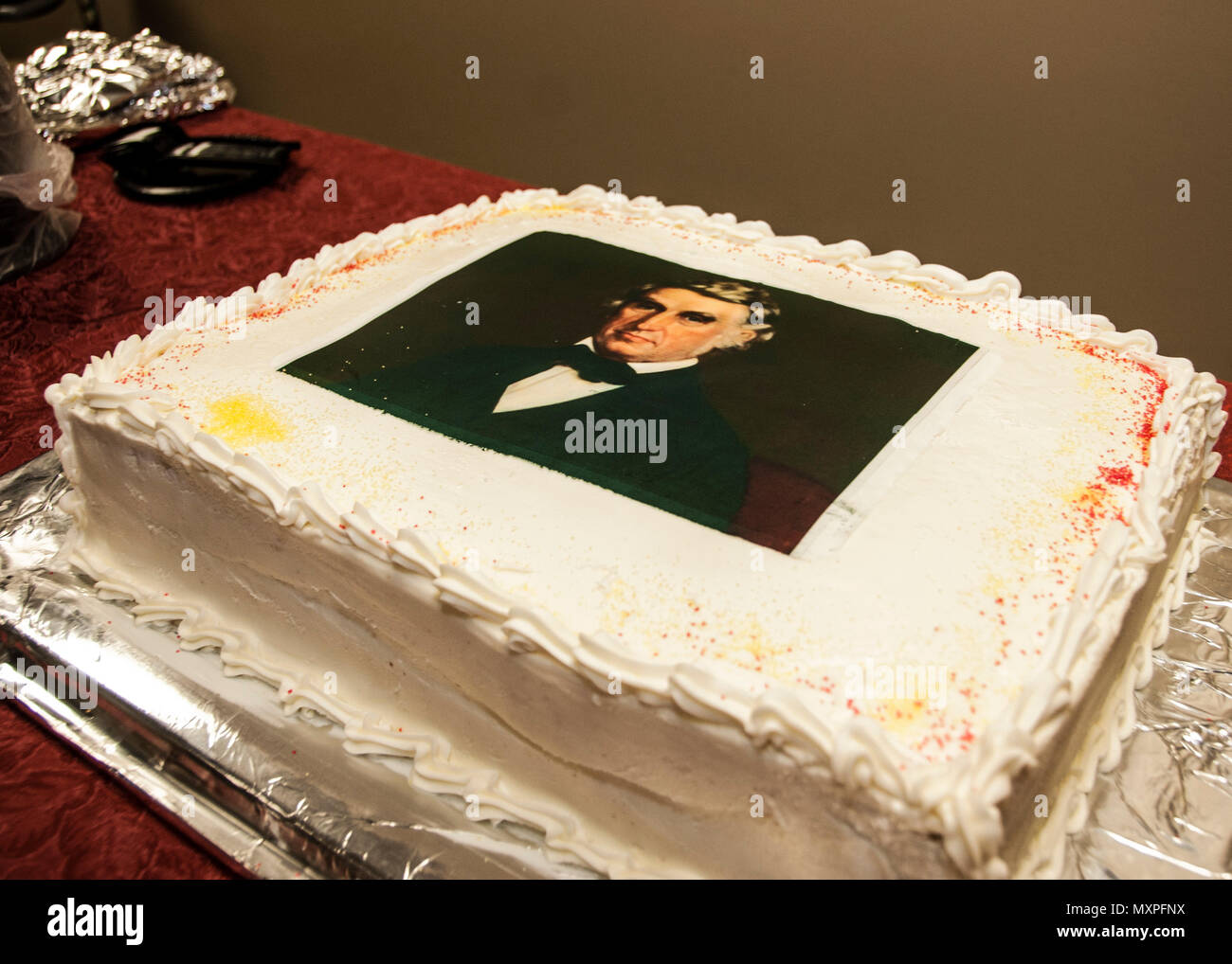 Una torta con un ritratto del dottor William Beaumont è presentata nel corso di una celebrazione in onore di Beaumont's 231st compleanno presso l'Alexis San Martin Dining Facility, William Beaumont Army Medical Center, nov. 21. L'ospedale ha tenuto la celebrazione in onore di Beaumont il compleanno per i suoi pionieristici sforzi nella ricerca medica e WBAMC continua contributi alla medicina dell'esercito di oggi. Foto Stock