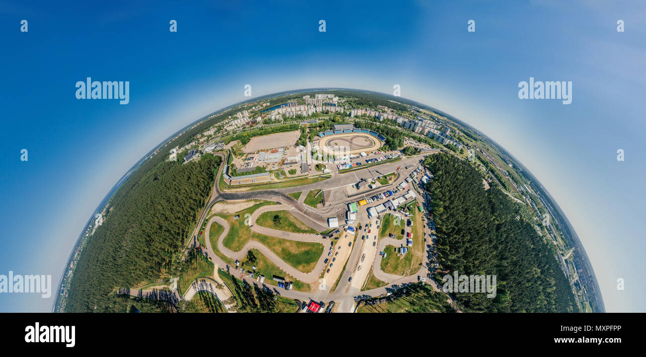 Bikirnieki Racing via nella città di Riga di un blocco di appartamenti 360 VR Drone immagine per realtà virtuale, Street Panorama Foto Stock