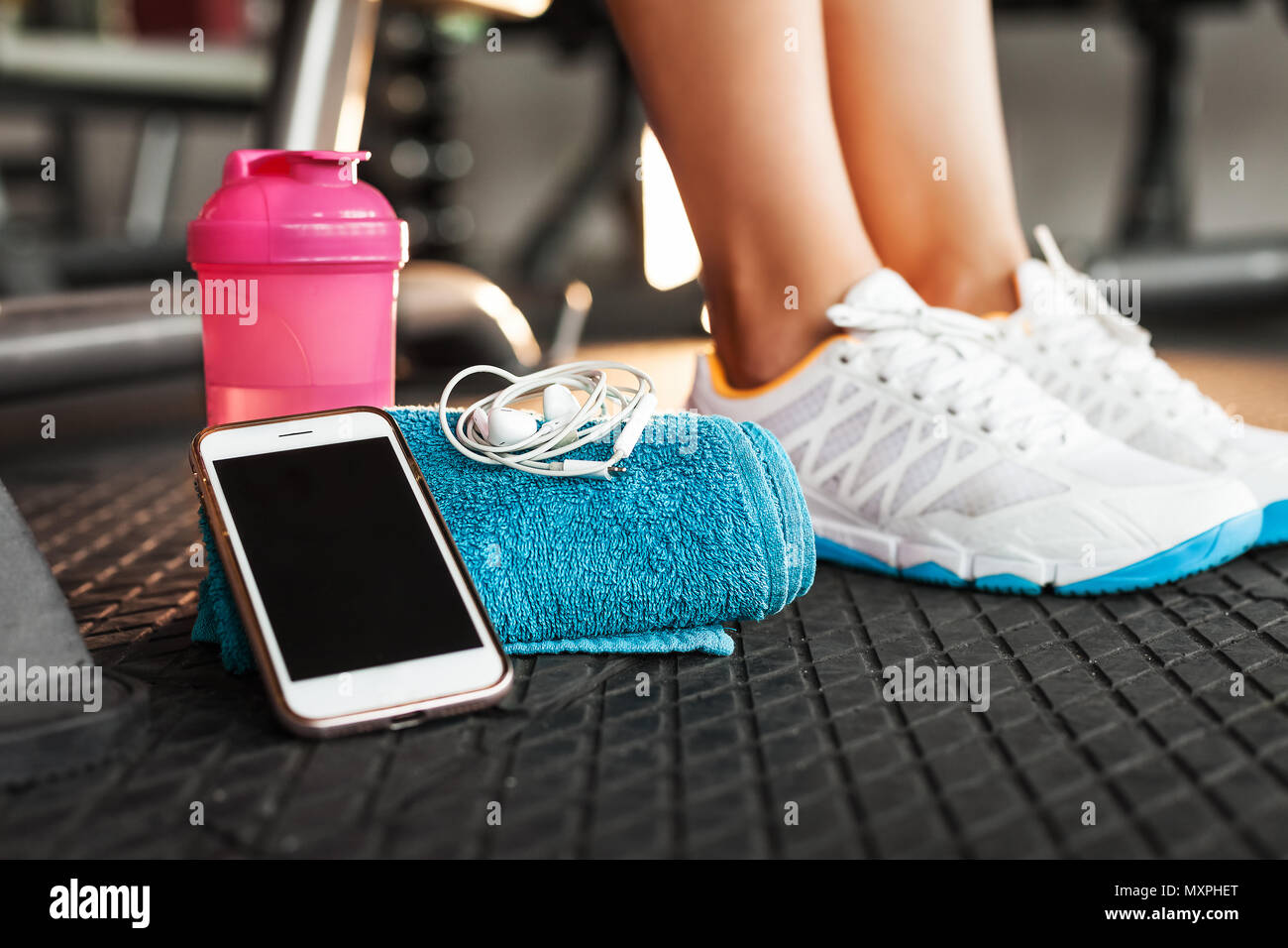 Shaker, asciugamano, smartphone e auricolari Foto Stock