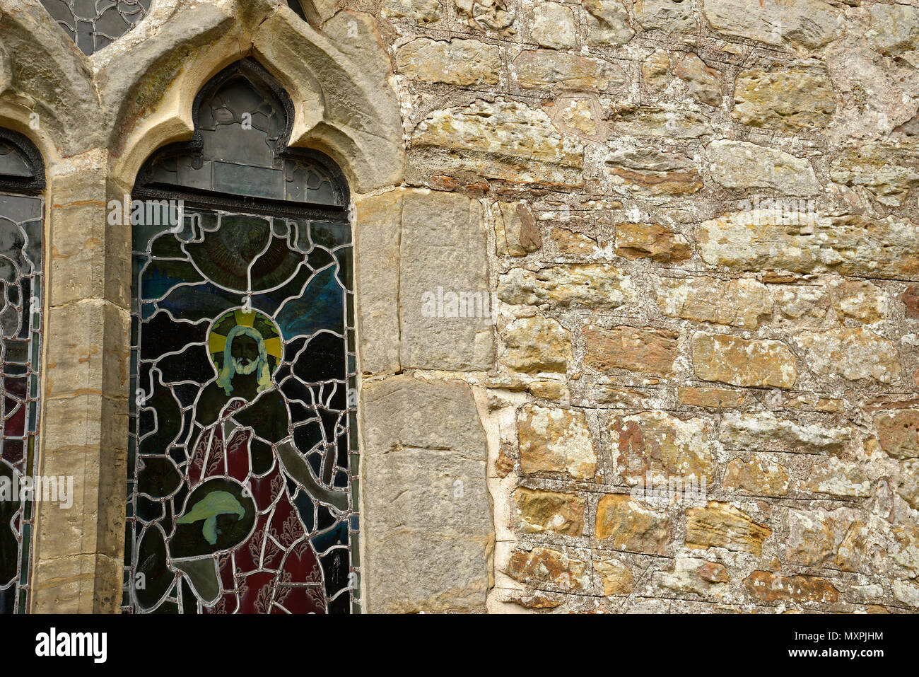 Colore caldo parete in pietra arenaria e la finestra della chiesa. Foto Stock