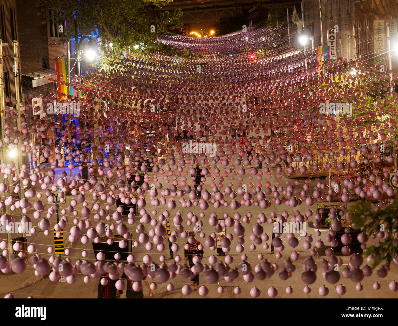 Quebec,Canada.San Catherine Street in Montreal del villaggio gay di notte Foto Stock