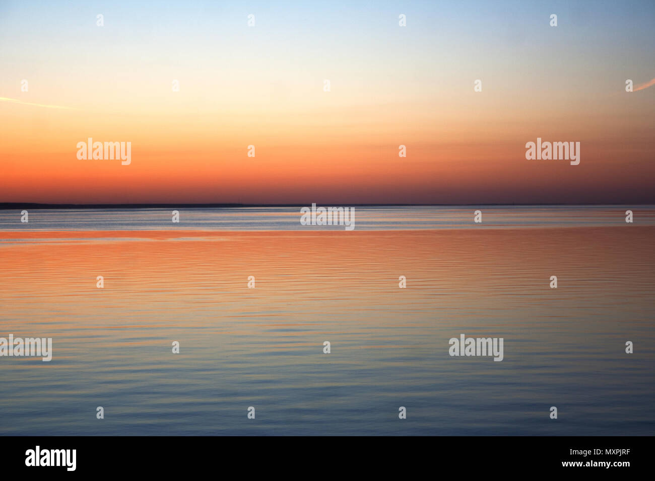Skyline tramonto dalla riva del mare di Kiev Foto Stock