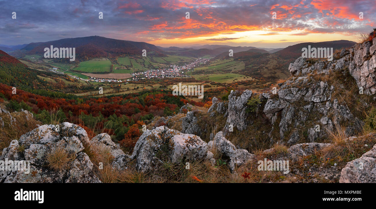 La Slovacchia campagna - Estate panorama di montagna - villaggio piacevole Omsenie Foto Stock