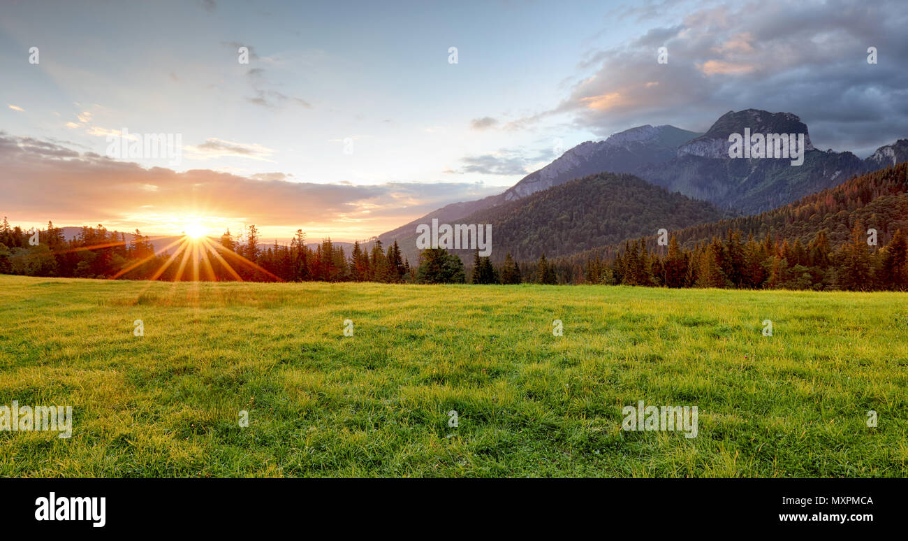 Sunrise nel paesaggio di montagna, Slovacchia, Tatranska Javorina Foto Stock