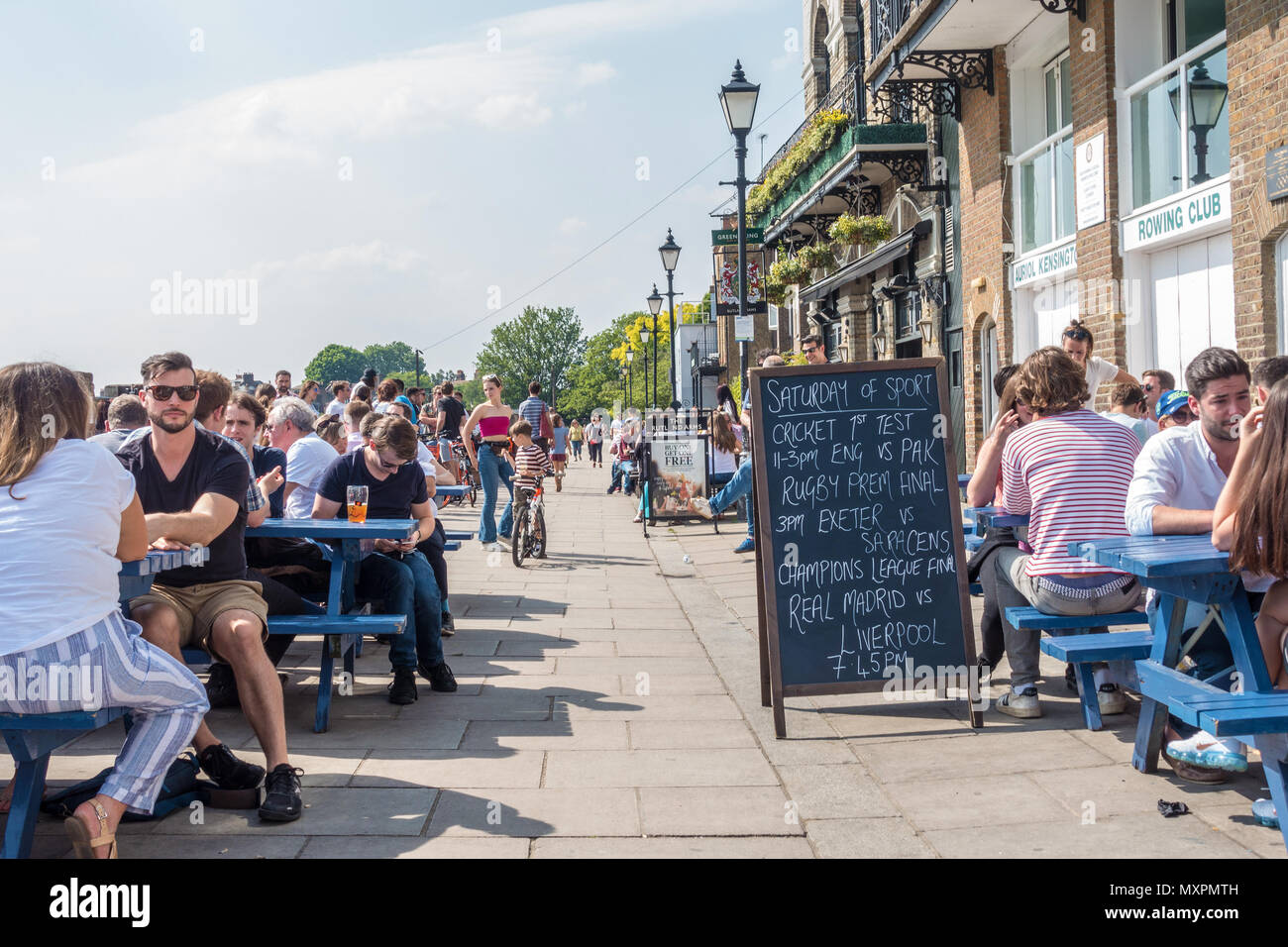 Popolazione gode di un buon tempo nei giardini della birra sul centro commerciale inferiore a Kensington al di fuori del Rutland Arms pub Auriol e Kensington Rowing Club, Foto Stock