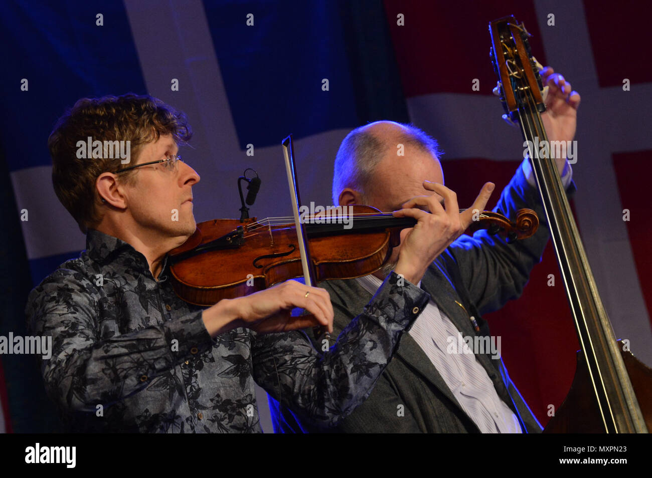 Tim Kliphuis Trio a giocare alle Shetland Folk Festival Tim Kliphuis è un violinista olandese noto per la miscelazione di gypsy jazz con musica classica e folk Foto Stock