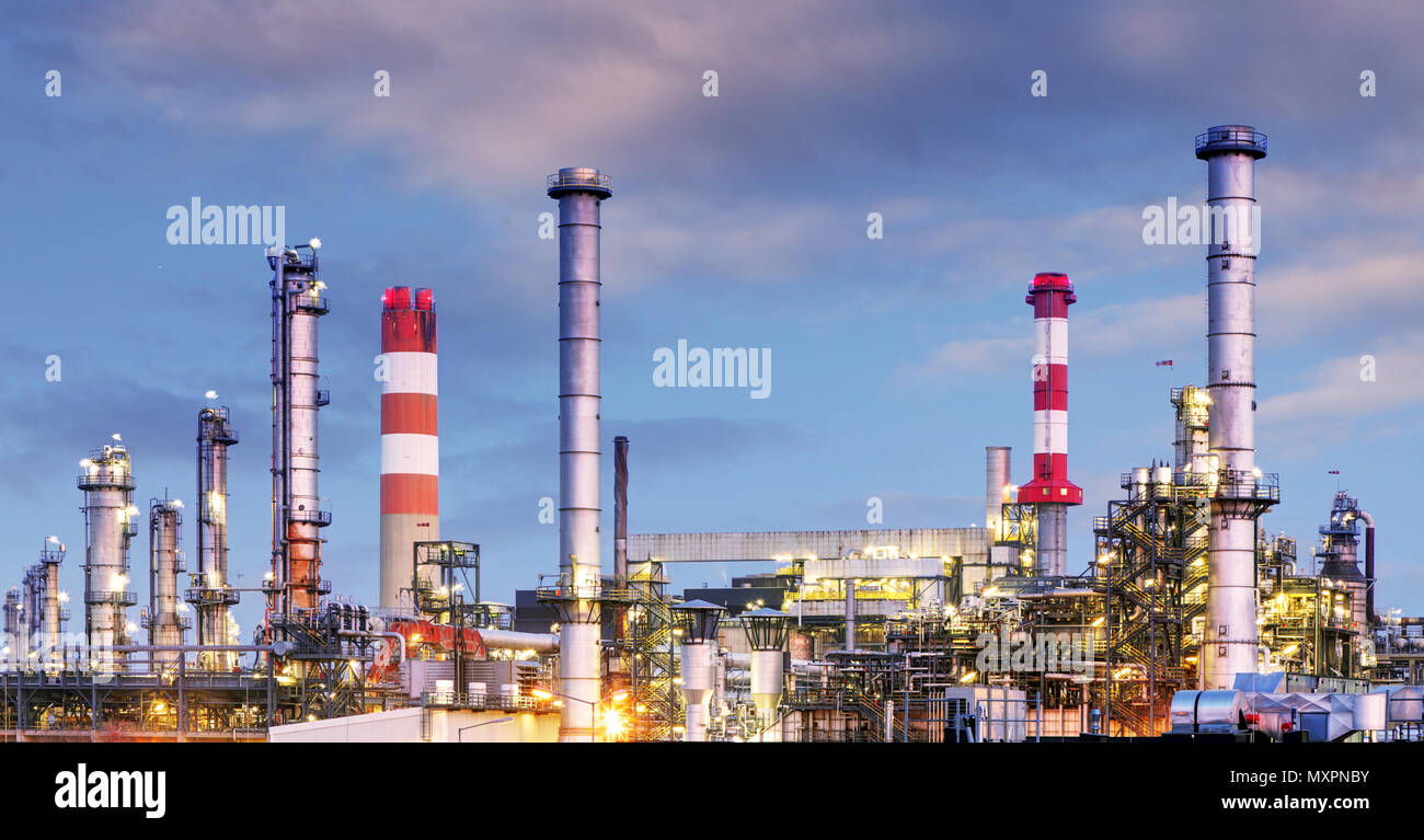 Industria petrolifera e del gas - Raffineria di twilight - Fabbrica - impianto petrolchimico Foto Stock