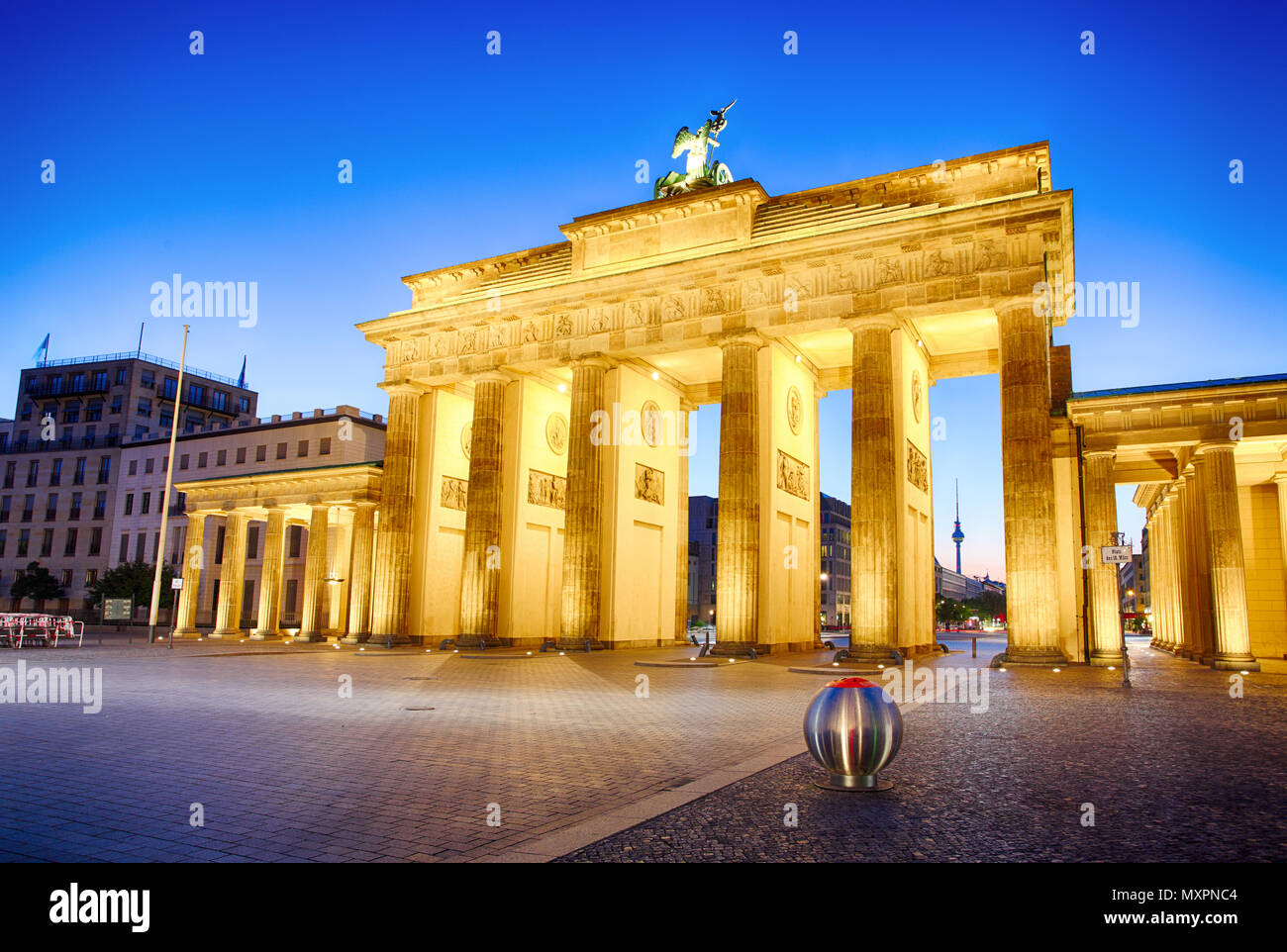 I riflettori Porta di Brandeburgo a Berlino - simbolo della Germania. Foto Stock