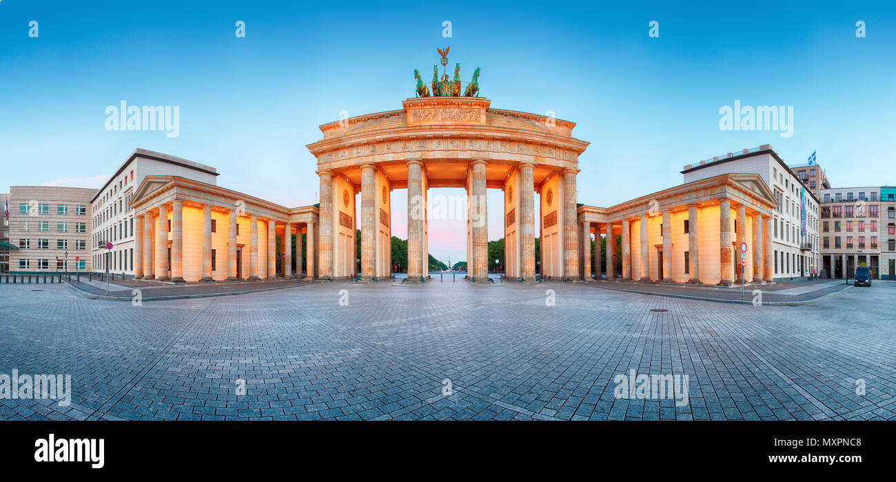 Brandenburger Tor (Porta di Brandeburgo) panorama, famoso punto di riferimento in Germania Berlino di notte Foto Stock