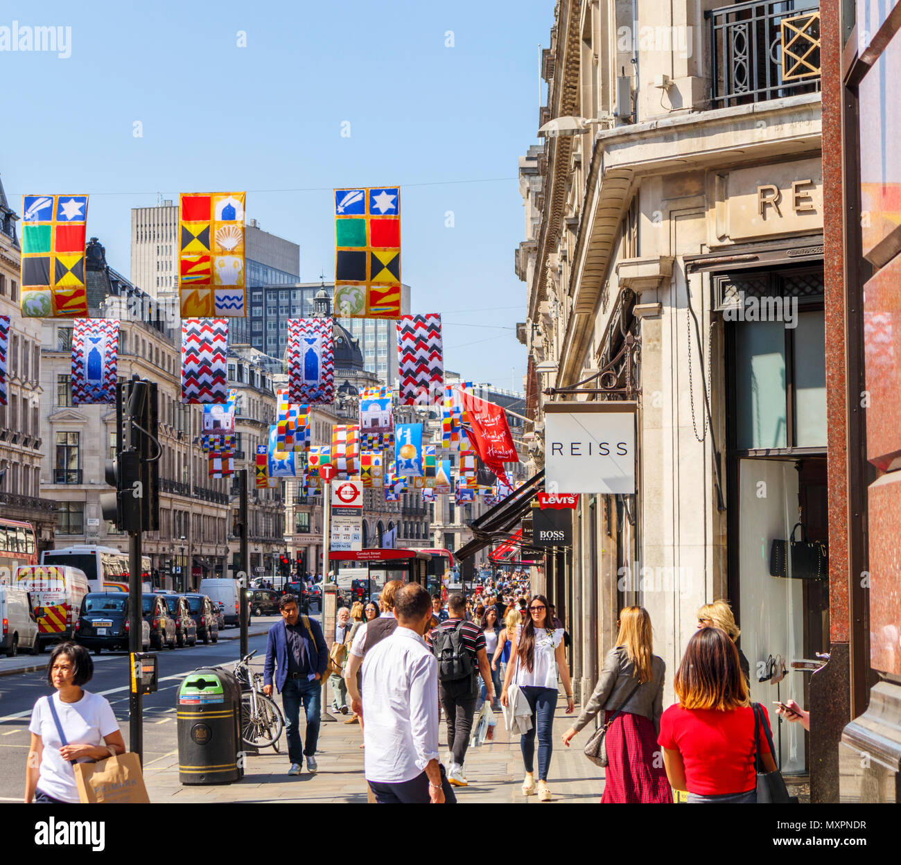 Regent Street View, Londra W1 una importante strada per lo shopping nel West End della città capitale affollata di turisti e di amanti dello shopping in una giornata di sole con cielo blu Foto Stock