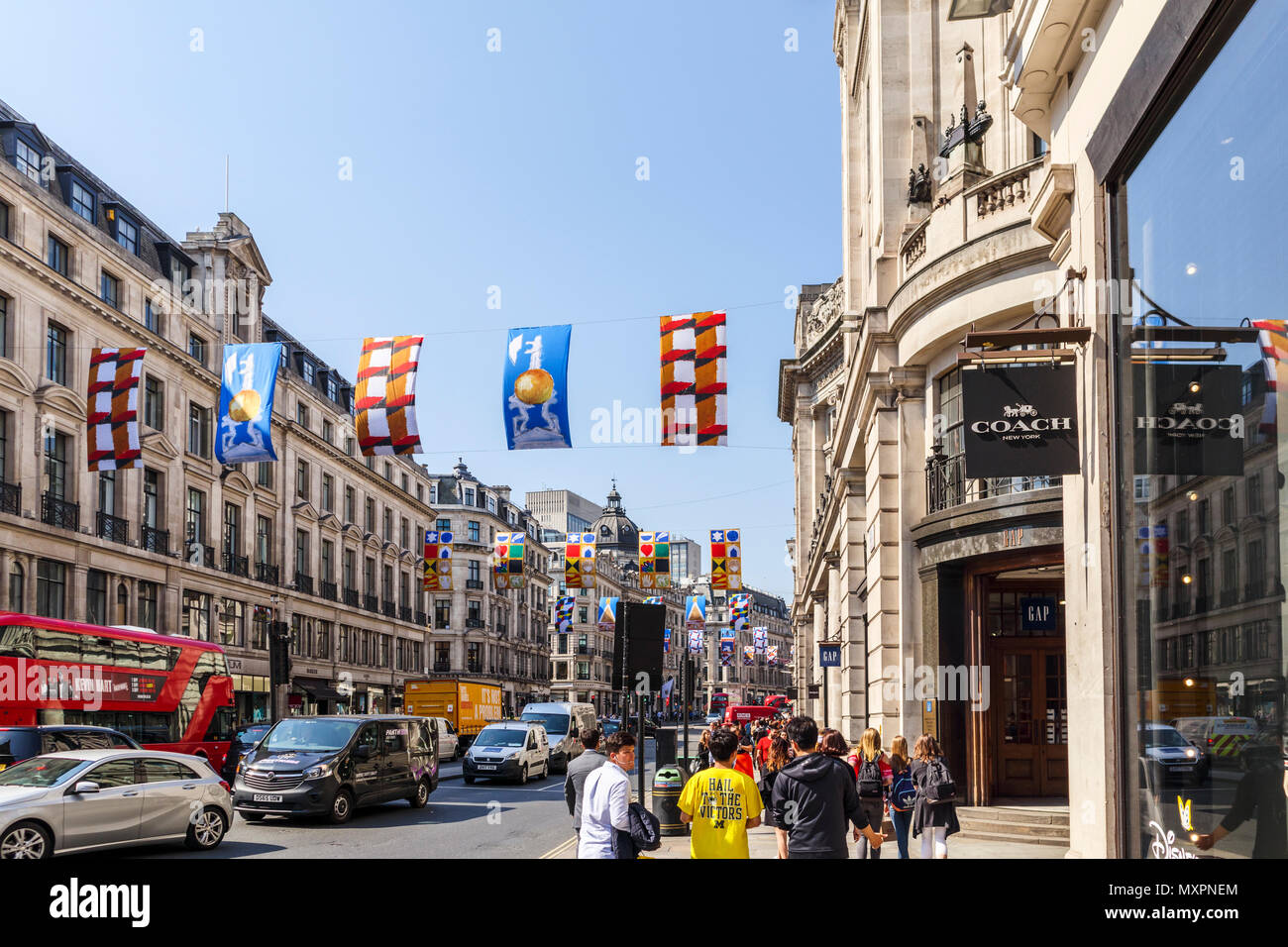 Regent Street View, Londra W1 una importante strada per lo shopping nel West End della città capitale affollata di turisti e di amanti dello shopping in una giornata di sole con cielo blu Foto Stock