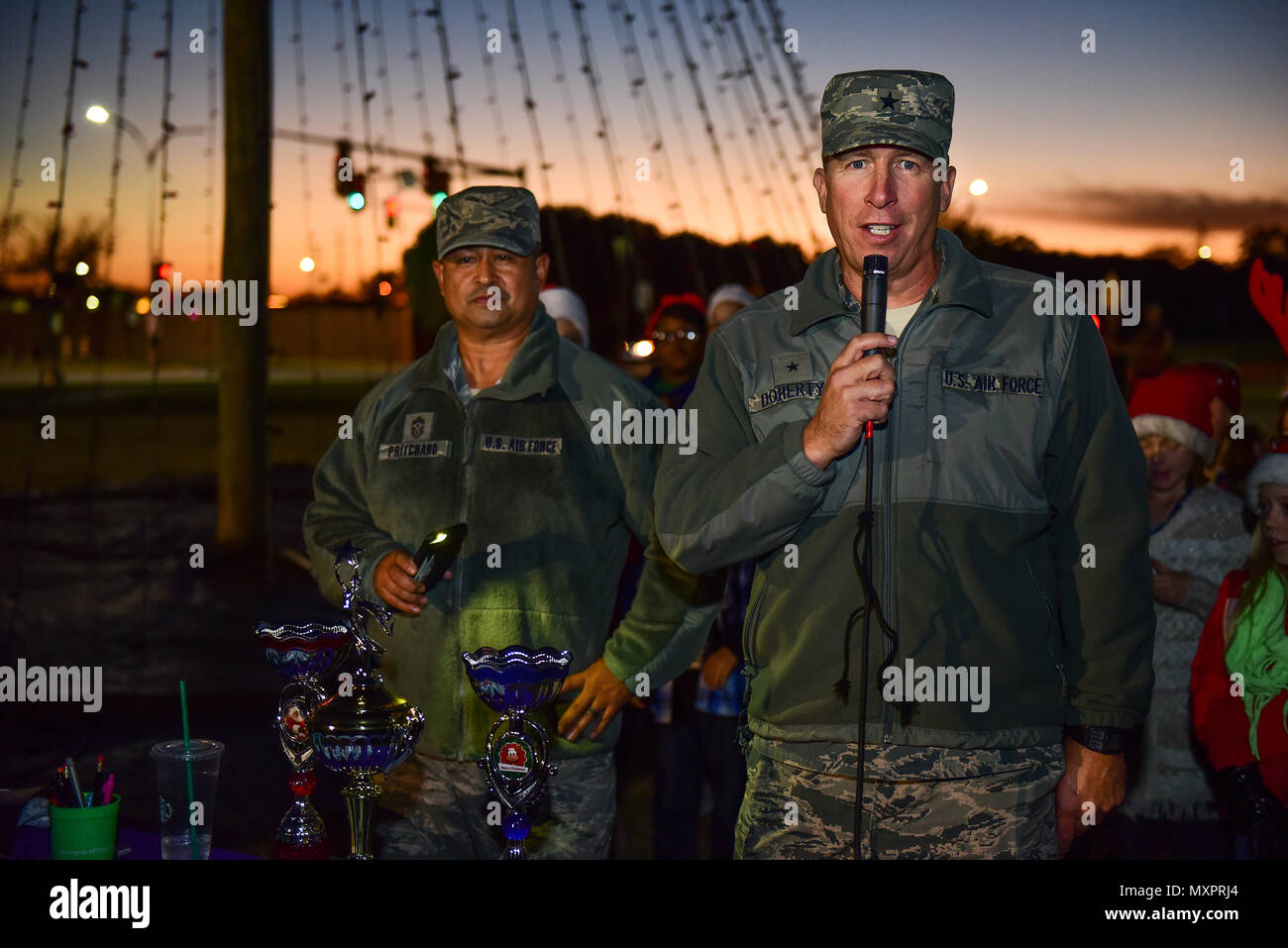 Brig. Gen. Patrick Doherty, ottantaduesima formazione Wing Commander e Chief Master Sgt. Giuseppe Pritchard, ottantaduesima TRW command chief, fornire commenti di apertura e di introdurre il Sheppard Scuola Elementare coro prima di illuminazione della struttura vacanze a Sheppard Air Force Base in Texas, dal 1 dicembre 2016. Ogni anno nel mese di dicembre, Sheppard luci in una struttura ad albero commemorativo nello spirito della diversità e di celebrare le feste. (U.S. Air Force foto di Senior Airman Kyle E. Gese) Foto Stock