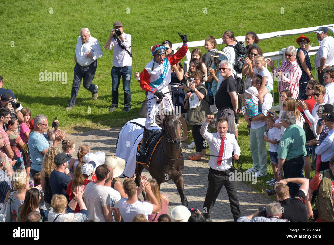 Corsa di cavalli Baden-Baden, 2 giugno, 2018, Baden Racing Evento Spring, vincitore della Silberne Peitsche Andreas Helfenbein, gioia per la vittoria su Millowitsch dopo gara Foto Stock