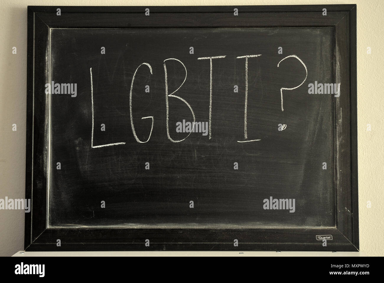 LGBTI scritto in bianco gesso su una lavagna. Foto Stock