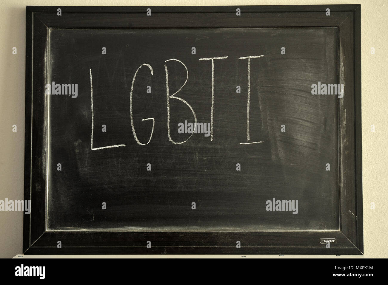 LGBTI scritto in bianco gesso su una lavagna. Foto Stock