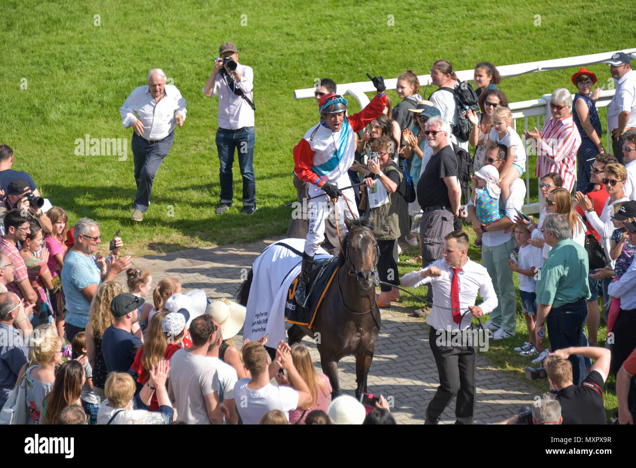 Corsa di cavalli Baden-Baden, 2 giugno, 2018, Baden Racing di Evento Spring, vincitore della Silberne Peitsche Andreas Helfenbein con posa di vittoria sul Millowitsch dopo gara Foto Stock