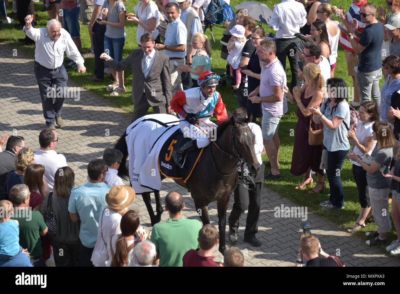 Corsa di cavalli Baden-Baden, 2 giugno, 2018, Baden Racing di Evento Spring, vincitore della Silberne trofeo Peitsche Andreas Helfenbein su Millowitsch dopo gara Foto Stock