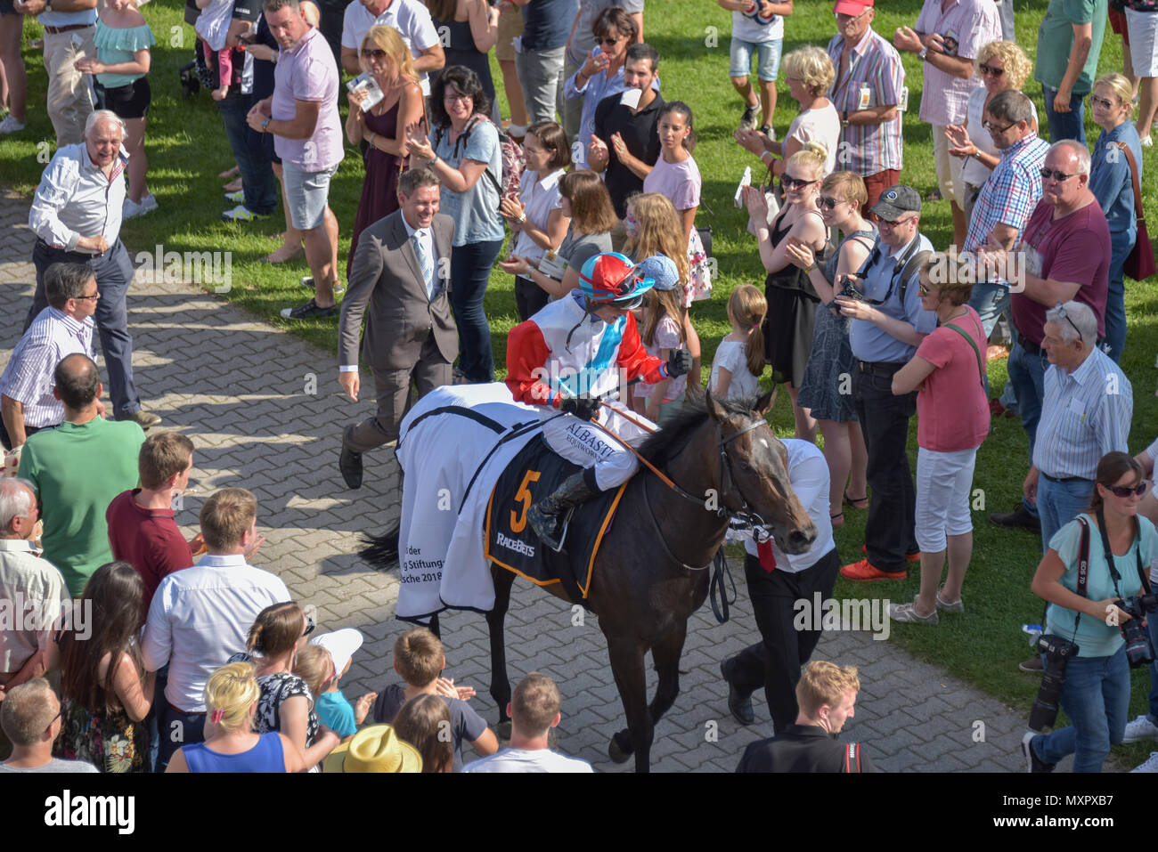Corsa di cavalli Baden-Baden, 2 giugno, 2018, Baden Racing di Evento Spring, vincitore della Silberne Peitsche Andreas Helfenbein su Millowitsch dopo gara Foto Stock