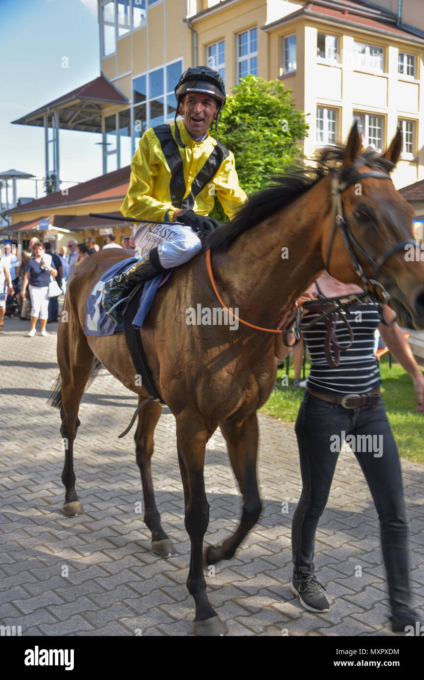 Corsa di cavalli Baden-Baden, 2 giugno, 2018, Baden Racing di Evento Spring, Andreas Helfenbein su Dorado, vincitore del prezzo del Oldtimer riunione dopo la gara Foto Stock