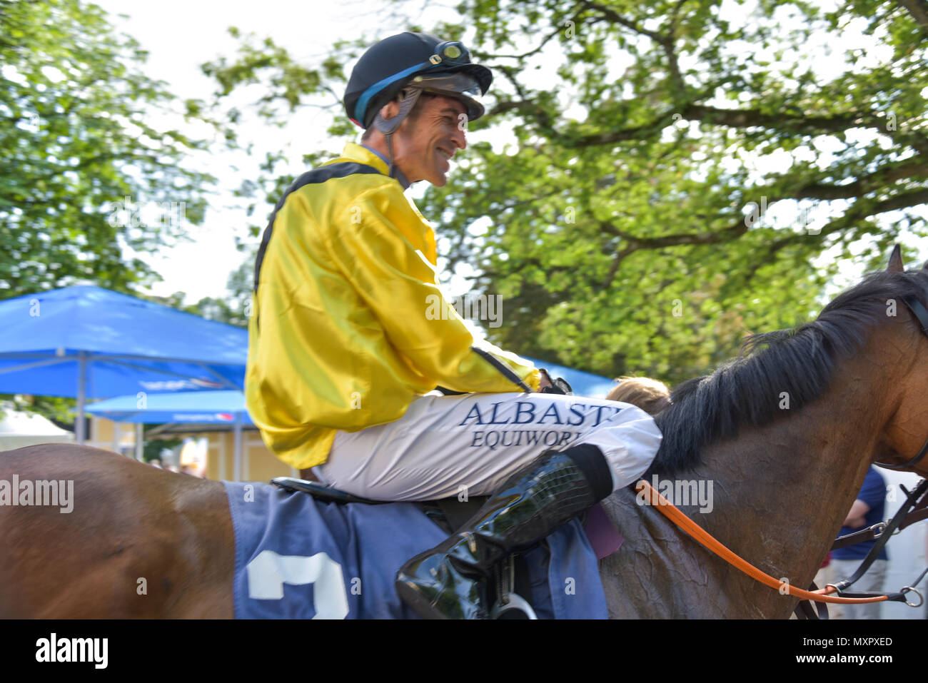 Corsa di cavalli Baden-Baden, 2 giugno, 2018, Baden Racing di Evento Spring, Andreas Helfenbein su Dorado, vincitore del prezzo del Oldtimer riunione dopo la gara Foto Stock