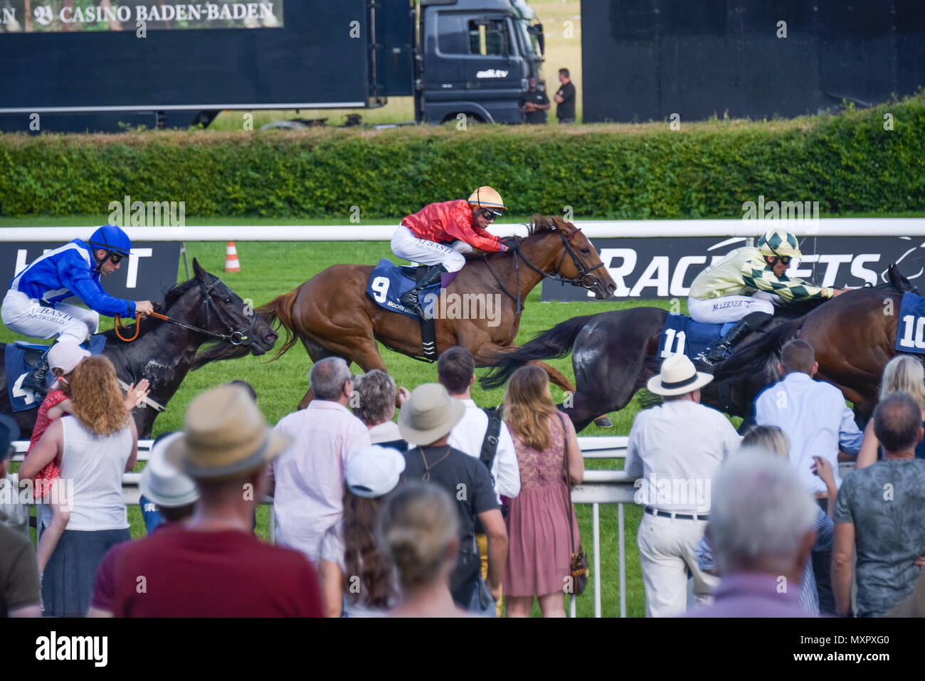 Corsa di cavalli Baden-Baden, 2 giugno, 2018, Baden Racing di Evento Spring, cavalli corre e si batte sul corso, gara del Badener Gemeinde Foto Stock